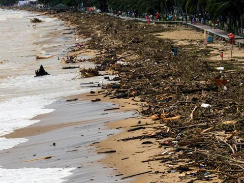 Biển Nha Trang tàn tạ sau lũ lịch sử nhìn từ flycam