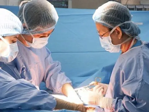 Thai phụ nguy kịch vì tiền sản giật, bác sĩ chạy đua cứu mẹ và con