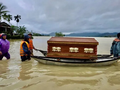 Những cuộc tiễn đưa đầy nước mắt ở vùng lũ