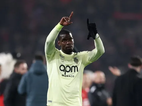 Pogba xúc động
