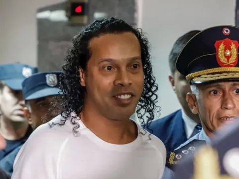 Hé lộ của Ronaldinho về giai đoạn ngồi tù