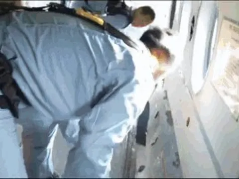 Cận cảnh trực thăng quân đội cứu trợ vùng lũ cô lập ở Đắk Lắk