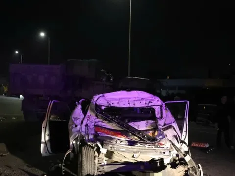 Hà Nội: Tai nạn liên hoàn giữa 5 ô tô, hai người bị thương