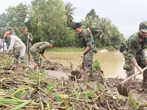 Bộ đội căng mình giúp dân dọn đường sá, trường học sau lũ