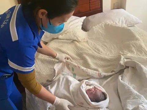 Em bé chào đời ngay tại khách sạn sơ tán lũ ở Nha Trang