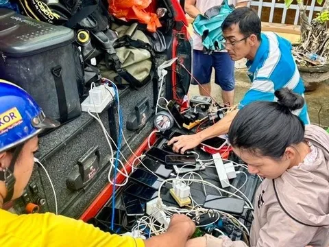 Ôtô cứu trợ từ TP.HCM thành trạm sạc dã chiến giữa lũ ở Nha Trang