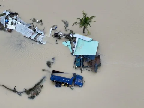 'Rốn lũ' Đắk Lắk vẫn chìm trong biển nước nhìn từ trên cao