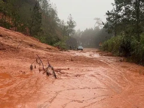 Đường nối Đà Lạt - Nha Trang đi qua đèo Khánh Lê tiếp tục sạt lở 33 vị trí