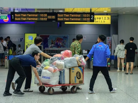 Người TP.HCM mang chăn ấm, mì tôm đến ga metro gửi cứu trợ vùng lũ