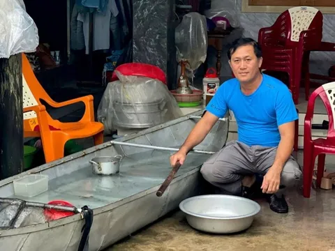 Chuyện 'người hùng' cứu cả chục người ở Hoà Thịnh bằng chiếc ghe nhỏ