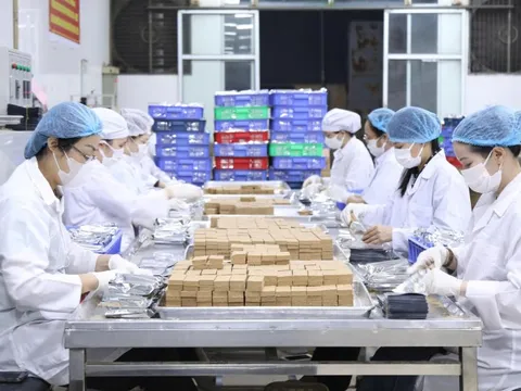 Xuyên đêm sản xuất 30 tấn lương khô cứu trợ đồng bào vùng lũ Trung Bộ