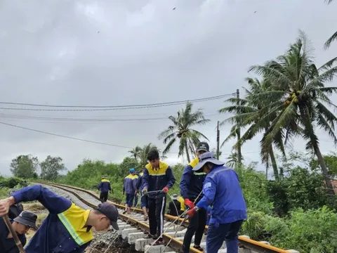 Tê liệt đường sắt Bắc - Nam, hơn 21.000 vé tàu hoàn trả khách