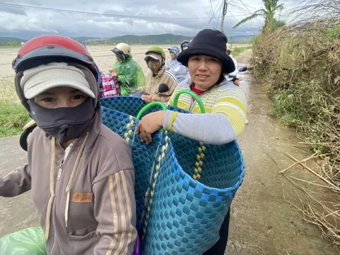 Người dân chạy xe máy rần rần vào vùng lũ tìm người... nhận cơm