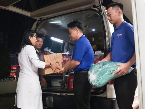 Nhiều bác sĩ TPHCM lên đường ra miền Trung ứng cứu người dân vùng lũ