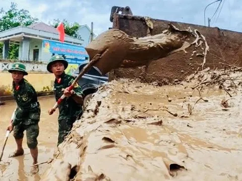 Hàng vạn cán bộ, chiến sĩ cùng dân dọn dẹp trường học, nhà cửa vùng lũ Đắk Lắk