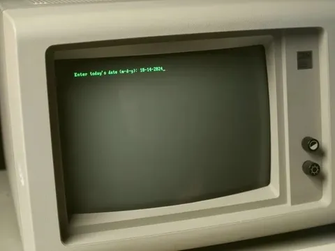 Thu hàng trăm tỷ USD mỗi năm vẫn dùng máy tính từ Chiến tranh Lạnh