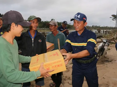 Công an TP.HCM chi viện tỉnh Đắk Lắk, hỗ trợ công tác cứu hộ, dọn dẹp sau lũ