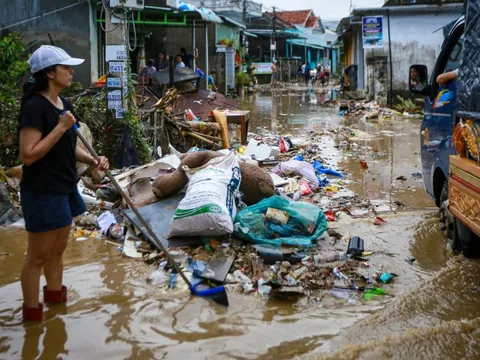 Nước rút dần, để lại khung cảnh tan hoang tại vùng lũ Phú Yên cũ