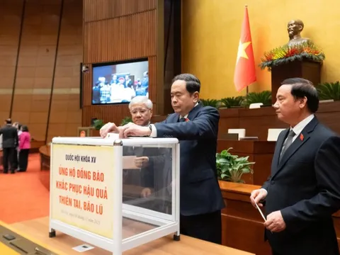 Quốc hội dành một phút mặc niệm đồng bào tử vong do thiên tai, kêu gọi ủng hộ người dân vùng lũ