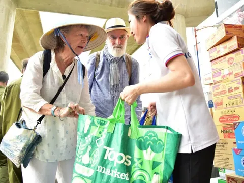 TP.HCM dừng tiếp nhận hàng hóa, người dân sẻ chia cùng vùng lũ qua tài khoản