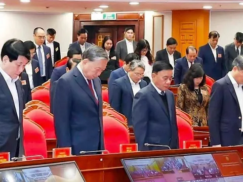 Tổng Bí thư Tô Lâm, các lãnh đạo mặc niệm đồng bào tử vong do thiên tai, ủng hộ người dân vùng lũ