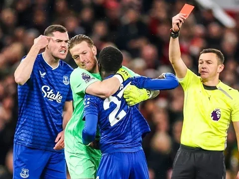 Thẻ đỏ hy hữu trong trận thua của MU