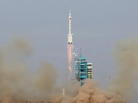 Trung Quốc lần đầu phóng khẩn cấp tàu Thần Châu-22