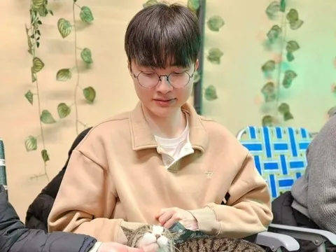 Ảnh đời thường hiếm hoi của Faker sau CKTG