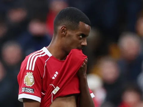 Gary Neville chỉ trúng tim đen Liverpool