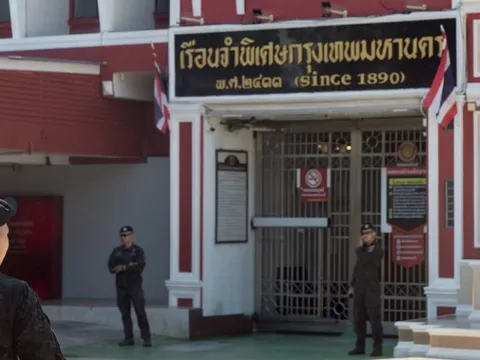 Thái Lan đang rúng động vì một "căn phòng bí mật dưới cầu thang"