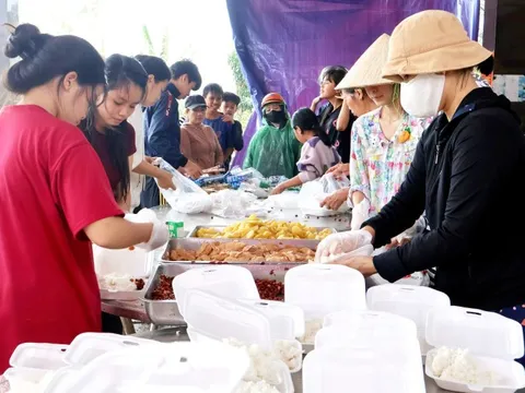 Những bếp lửa hồng nấu cơm tình nghĩa ở Hòa Thịnh