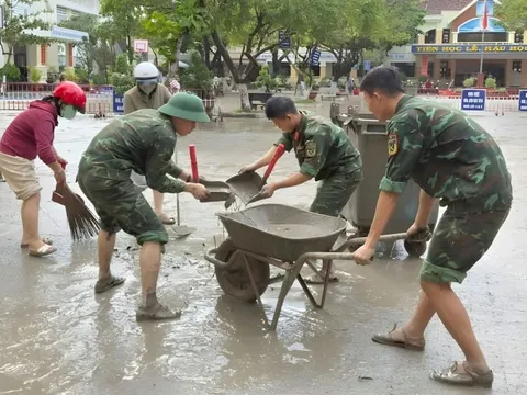 Bộ đội, công an cùng dân ở 'rốn lũ' cào bùn, gom rác sau lụt lịch sử