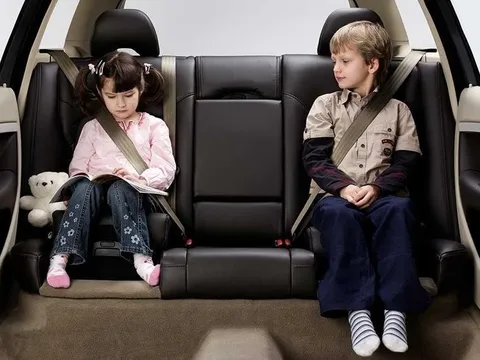 Ôtô nào được trang bị sẵn 'ghế trẻ em'?