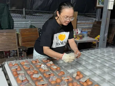 Dậy từ 2h sáng, luộc 25.000 quả trứng gửi bà con vùng lũ