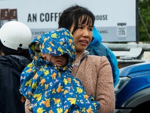 Người vùng lũ: 'Khẩn thiết cần thuốc men, chăn ấm'