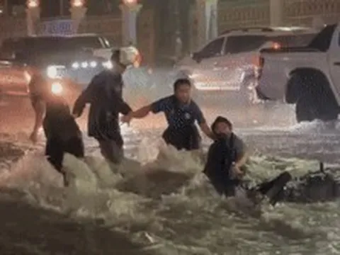 Quốc lộ 1 bất ngờ 'chìm trong biển nước', xe máy bị cuốn phăng