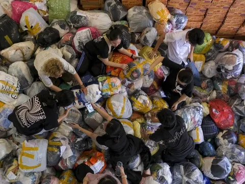 Những 'núi' hàng hóa ở TP.HCM chờ chuyển đi ủng hộ miền Trung