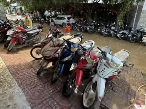 Cảnh 'vỡ trận' chưa từng thấy ở các tiệm sửa xe Nha Trang sau lũ lụt