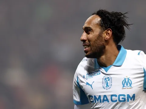Aubameyang gây sốt khi hạ gục Newcastle