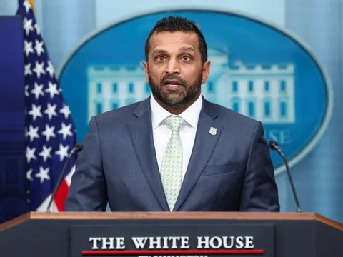 Tổng thống Trump bác bỏ tin đồn sa thải Giám đốc FBI dù vướng loạt bê bối