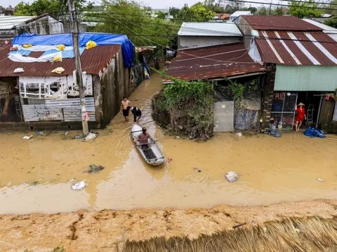 Người dân Quy Nhơn bần thần dọn lũ: 'Mọi thứ vẫn tan hoang lắm'