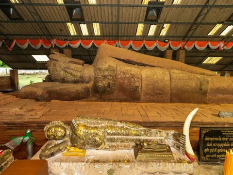 Chuẩn bị hệ thống thoát nước, các công nhân bất ngờ phát hiện kho báu bí ẩn nằm dưới bức tượng Phật 1.300 năm tuổi