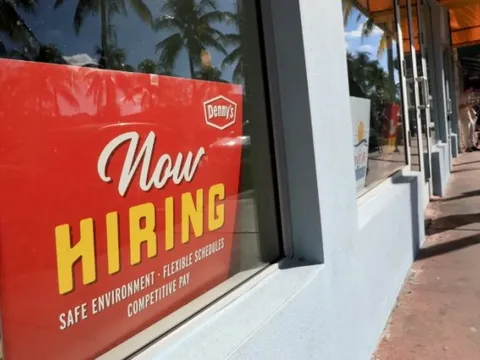 Thị trường lao động Mỹ xuất hiện dấu hiệu báo động, dự đoán khả năng Fed cắt giảm lãi suất tăng gấp đôi lên 84%