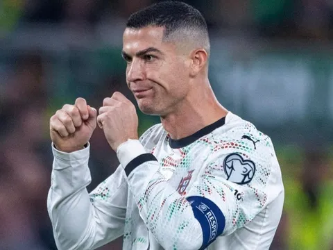 FIFA ra phán quyết về thẻ đỏ của Ronaldo