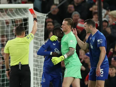 Sao Everton trả giá đắt sau trận thắng MU