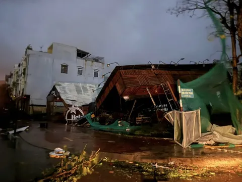 Bếp ăn dã chiến giữa hoang tàn sau lũ