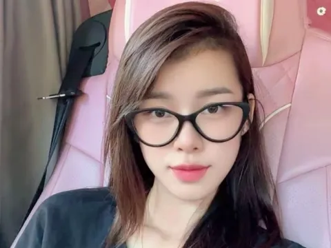 Mẹ đơn thân lái xe tải chở 45 tấn hàng xuyên đêm vào vùng lũ Đắk Lắk