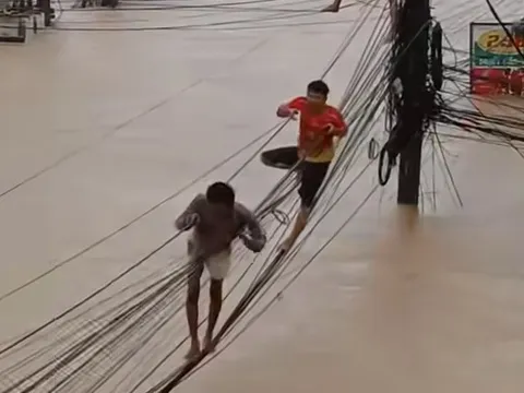 Lũ kinh hoàng ở Thái Lan: Dân đu dây điện thoát thân, chen chúc trên mái nhà chờ cứu