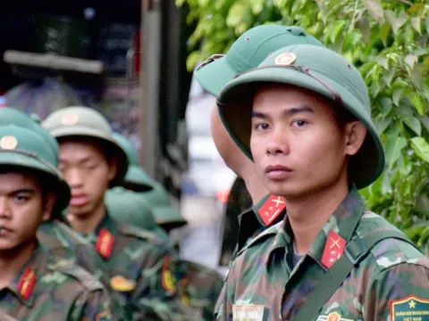 Nhà ngập ngụa bùn sau lũ lịch sử, trung úy quân đội chọn 'dọn nhà dân xong mới về dọn nhà mình'