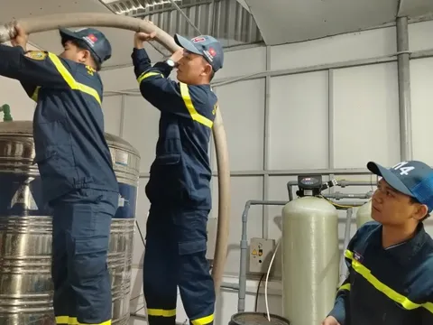 Công an Đắk Lắk cung cấp nước sạch cho các bệnh viện trong vùng lũ